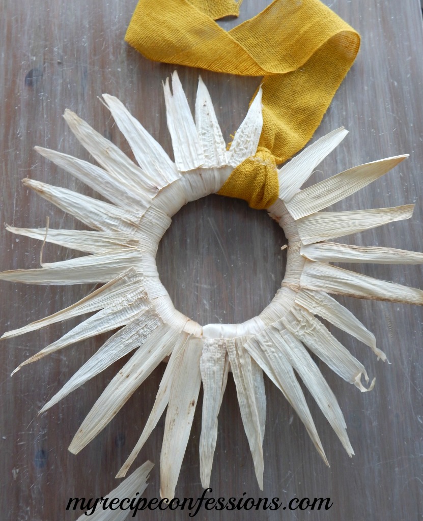 Autumn is just around the corner, which means it’s also time to start some DIY crafts for fall.  This wreath might look complicated, but it really is quite easy. It make a great addition to your other fall decorations. 