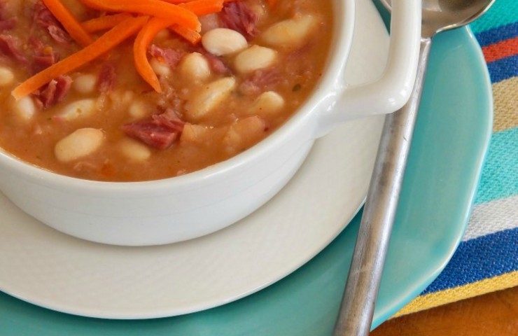 Crockpot White Bean and Ham Soup/ Who doesn’t love crockpot recipes? This soup is one of the best recipes I have tasted. It is so flavorful and the perfect comfort food for a cool fall night. Are you sick of all your dinner recipes? Are you looking for a delicious and easy dinner? This soup is it!